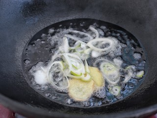 东北酸菜猪肉炖粉条,另起锅倒入食用油烧热后炒香葱姜