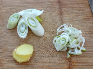 东北酸菜猪肉炖粉条,将葱分别切葱段和葱花，姜切片