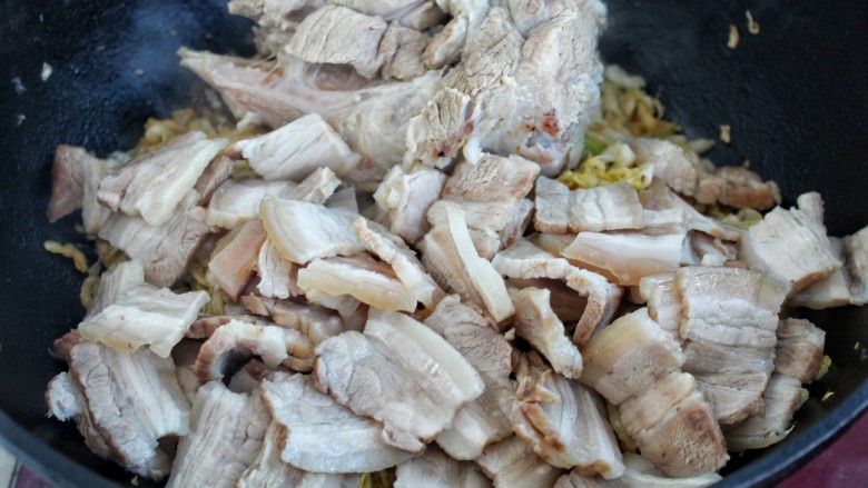 东北酸菜猪肉炖粉条,放入五花肉和大骨头