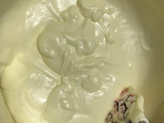 牛奶戚风~UKOEO风炉制作,倒入剩下的蛋白霜，和蛋黄糊快速切拌均匀。详细手法看小贴士。