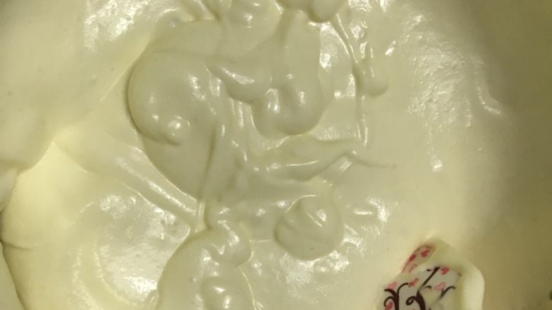 牛奶戚风~UKOEO风炉制作,倒入剩下的蛋白霜，和蛋黄糊快速切拌均匀。详细手法看小贴士。