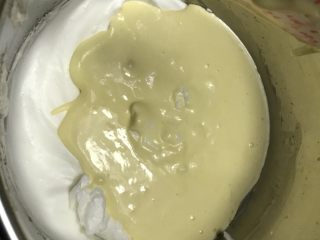 牛奶戚风~UKOEO风炉制作,再取一半蛋白霜加入蛋黄糊切拌均匀。