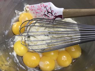 牛奶戚风~UKOEO风炉制作,打入8个蛋黄。