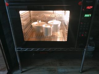 牛奶戚风~UKOEO风炉制作,入预热好的风炉150度30分钟。
火力时间根据你自己的烤箱调节。