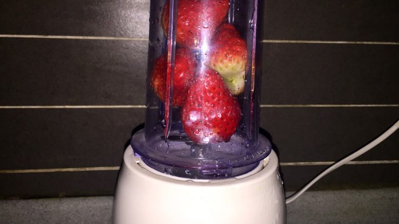 草莓慕斯（8寸生日蛋糕）,洗净的草莓去蒂放入料理机