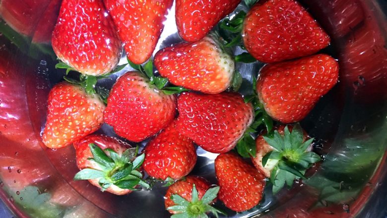 草莓慕斯（8寸生日蛋糕）,取400克草莓用淡盐水浸泡半小时后多用水冲洗几遍，因农药多为可溶性的，这样可有效去除农药残留（先将不好看的草莓用了，个头均匀又漂亮的留下等会装饰表面用）