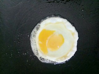 梅汁鸡蛋瘦肉黄瓜面,锅里放油，油热打入鸡蛋煎一小会