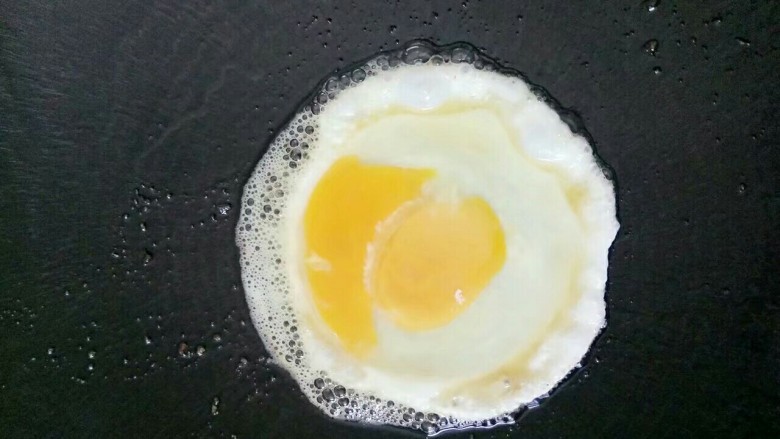 梅汁鸡蛋瘦肉黄瓜面,锅里放油，油热打入鸡蛋煎一小会