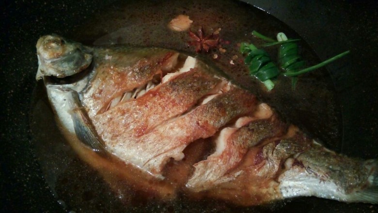 厨房挑战+荤菜+红烧武昌鱼,把葱结，大料，花椒放下去，放适量水