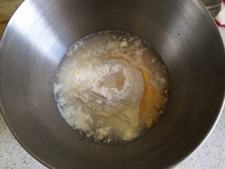 豆沙面包圈,除了黄油以外的面团材料倒入厨师机盆，注意盐和糖对角线放置，盐不要碰着酵母