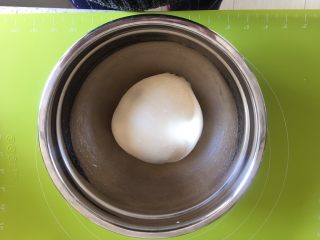 豆沙面包圈,面团揉圆，放入容器内，盖上干净湿毛巾，温暖处发酵1小时