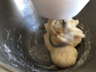 豆沙面包圈,开启低速搅拌，然后转为中高速