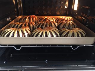 豆沙面包圈,烤箱提前预热170度，上下火，烤25分钟，中途面包上色加盖锡纸