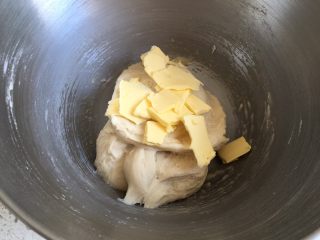 豆沙面包圈,搅拌到面团不粘手，放入软化的黄油，继续揉面