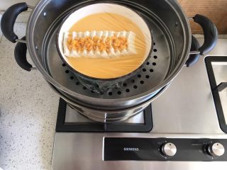 咸蛋黄豆腐蒸嫩蛋,用保鲜膜包起来防止蒸的过程水汽进去，打开灶炉，大火烧开水后盖上盖子，中火蒸15分钟