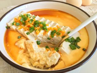 咸蛋黄豆腐蒸嫩蛋,一勺子舀下去，舀到豆腐、嫩蛋、咸蛋黄、香葱，一口吃下，超级满足，简单朴实的美味