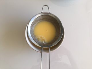 咸蛋黄豆腐蒸嫩蛋,鸡蛋打散，加适量盐，加入清水搅拌均匀，用网筛过滤两遍
