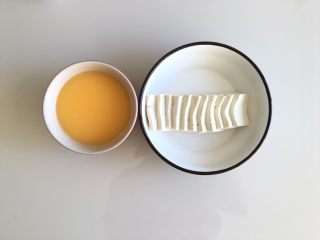 咸蛋黄豆腐蒸嫩蛋,豆腐切片整齐排列放置在耐高温的碗中