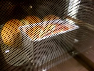红豆沙吐司,放入烤箱上下火180度25分钟左右