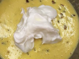 益力多椰丝蛋糕,分成三次把打发好的蛋白加入蛋黄糊，使用切拌至均匀