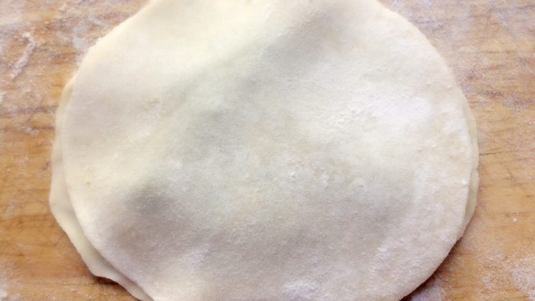 椒香酥脆的饺子皮葱花饼,盖上第二张饺子皮
