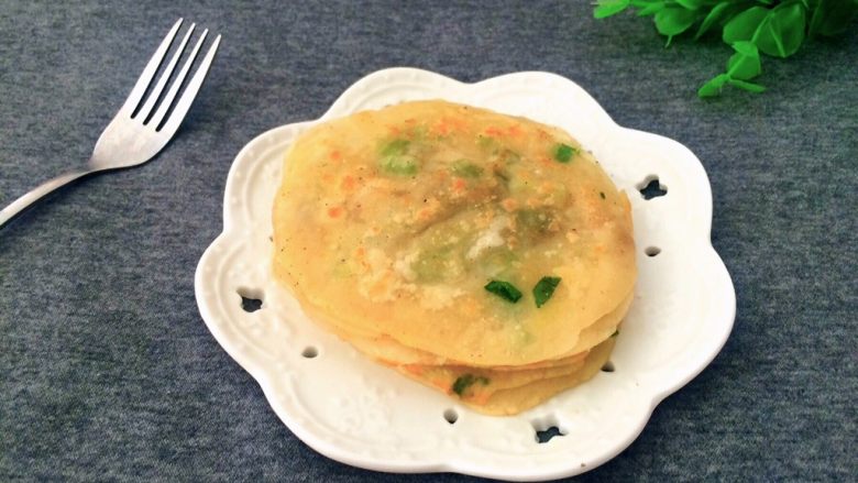椒香酥脆的饺子皮葱花饼,酥酥脆脆的葱花饼出锅了，要不要来一个。