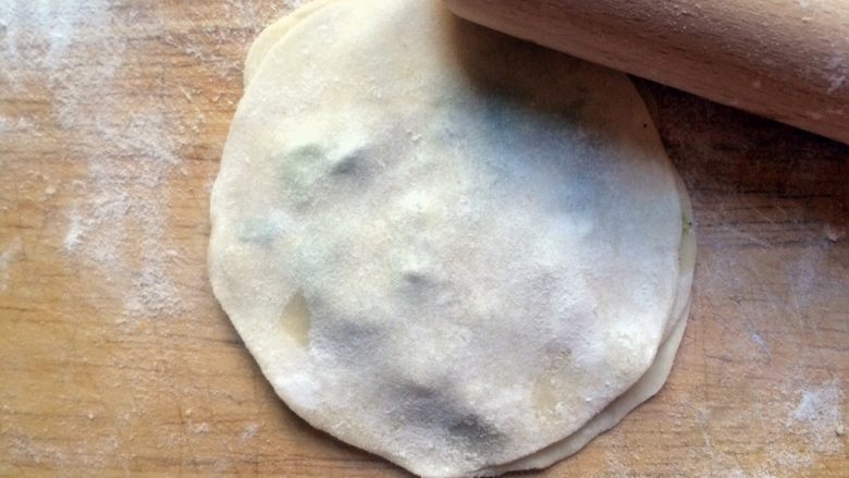 椒香酥脆的饺子皮葱花饼,最上面一张不用刷油，边边轻轻擀平，别露馅了