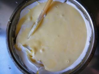 玫瑰花奶油蛋糕,把翻拌好的面糊倒入剩余的蛋白糊盆中继续翻拌均匀。