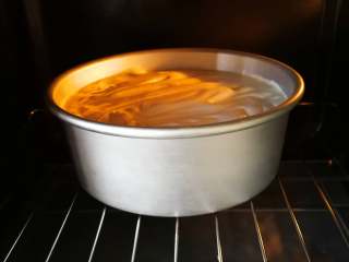 玫瑰花奶油蛋糕,上下火140℃，放入烤箱中下层，上下火140℃烤55分钟。