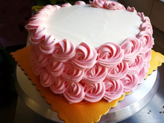 玫瑰花奶油蛋糕,同样的方法挤满第3层