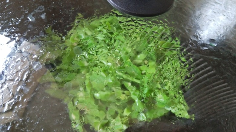 橄榄菜豆角,盖上锅盖焖三四分钟