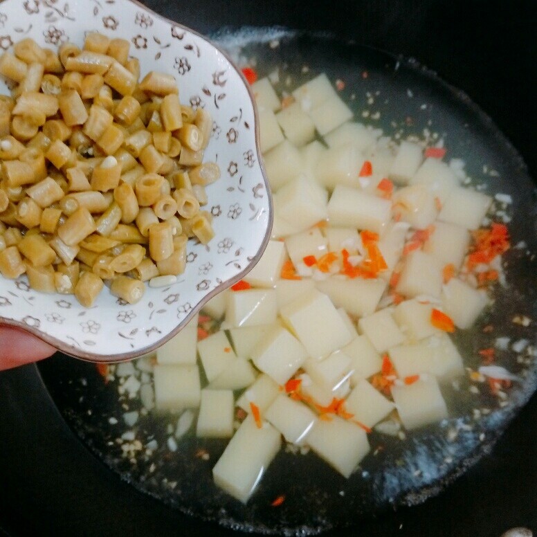 特色小吃米豆腐,再加酸豆角在煮两分钟即可