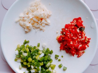 特色小吃米豆腐,蒜，辣椒，葱切好备用