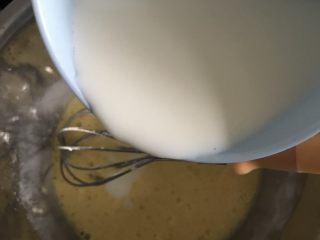 原味蜜豆毛巾卷,加入牛奶拌匀