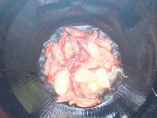 纸包烤鱼,热锅里放多点油，把泡姜片和泡红椒放下去一起翻炒！