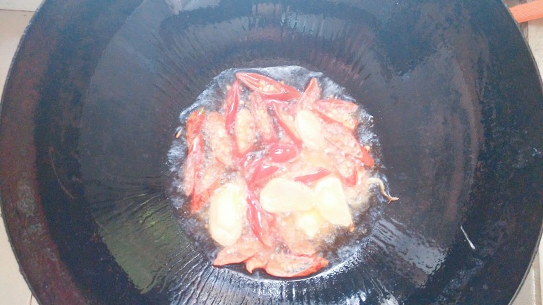 纸包烤鱼,热锅里放多点油，把泡姜片和泡红椒放下去一起翻炒！