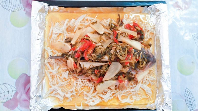 纸包烤鱼,等汤汁烧开熬个两三分钟，然后把炒好的配料倒入烤盘里的鱼身上！
