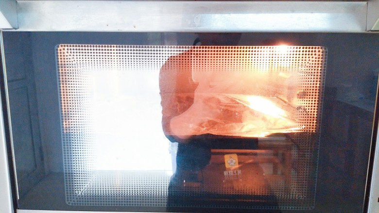 纸包烤鱼,烤箱200度预热十分钟，然后上下火200度烤20分钟即可！