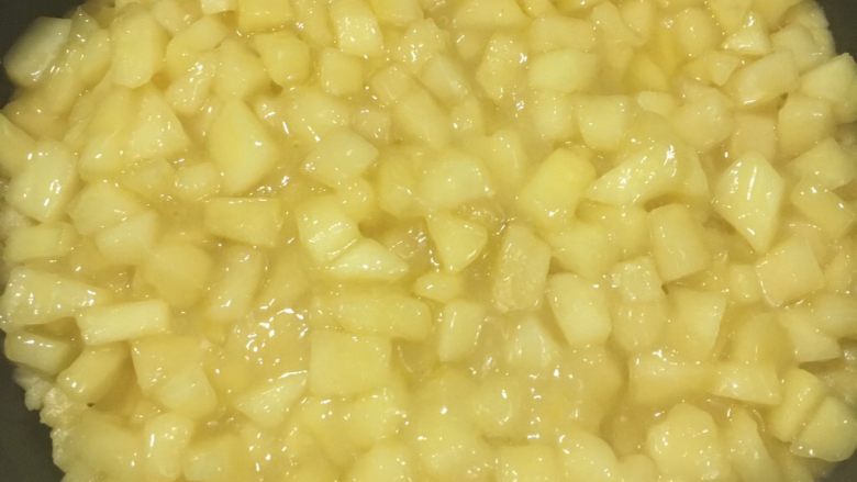 香甜的苹果派,在派皮里填入苹果馅，将切好的长条在表面交叉编成网格。表面刷上蛋液。