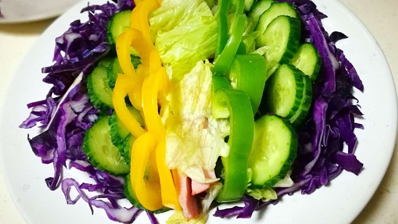 糖尿病菜谱～鹰嘴豆蔬菜沙拉,摆上黄瓜片 彩椒圈和青椒圈 生菜