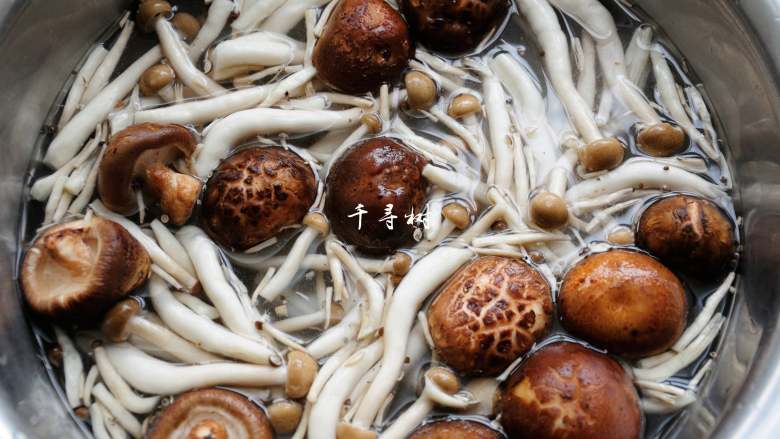 鲜蘑菇爆炒鸡块 鲜美蘑菇与香浓鸡肉的激情碰撞,新鲜的蘑菇切掉根部，用清水泡上，可以撒少许的盐，目的是为了去掉蘑菇本身的土腥气。