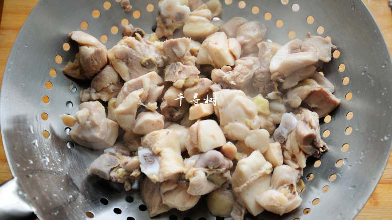 鲜蘑菇爆炒鸡块 鲜美蘑菇与香浓鸡肉的激情碰撞,焯水后的鸡块用温水冲洗干净，控干水备用。