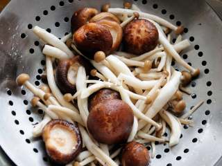 鲜蘑菇爆炒鸡块 鲜美蘑菇与香浓鸡肉的激情碰撞,泡过鲜蘑菇沥水。