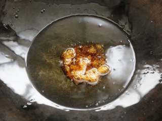 鲜蘑菇爆炒鸡块 鲜美蘑菇与香浓鸡肉的激情碰撞,锅内放油，小火，倒入两勺白糖，用锅铲轻轻的搅一下，一直到白糖变成了淡黄色的小泡泡浮到了表面，这时候的糖色就炒好了。图片中的糖色还没有完全炒到位，淡黄色小泡只是刚刚开始浮起来。
