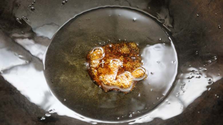 鲜蘑菇爆炒鸡块 鲜美蘑菇与香浓鸡肉的激情碰撞,锅内放油，小火，倒入两勺白糖，用锅铲轻轻的搅一下，一直到白糖变成了淡黄色的小泡泡浮到了表面，这时候的糖色就炒好了。图片中的糖色还没有完全炒到位，淡黄色小泡只是刚刚开始浮起来。
