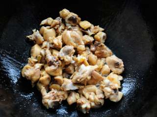 鲜蘑菇爆炒鸡块 鲜美蘑菇与香浓鸡肉的激情碰撞,迅速倒入控水后的鸡块，快速翻匀，以便均匀的沾上糖色。