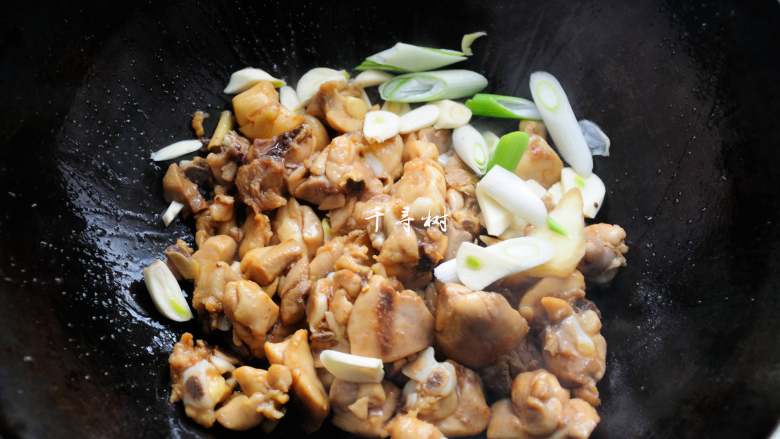 鲜蘑菇爆炒鸡块 鲜美蘑菇与香浓鸡肉的激情碰撞,翻炒2分钟后倒入葱姜蒜，炒出香味。