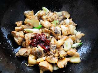 鲜蘑菇爆炒鸡块 鲜美蘑菇与香浓鸡肉的激情碰撞,调入一勺豆瓣酱，放入香料，翻炒。