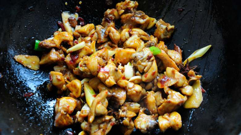 鲜蘑菇爆炒鸡块 鲜美蘑菇与香浓鸡肉的激情碰撞,两三分钟后，豆瓣酱和香料的香气就飘出来了。