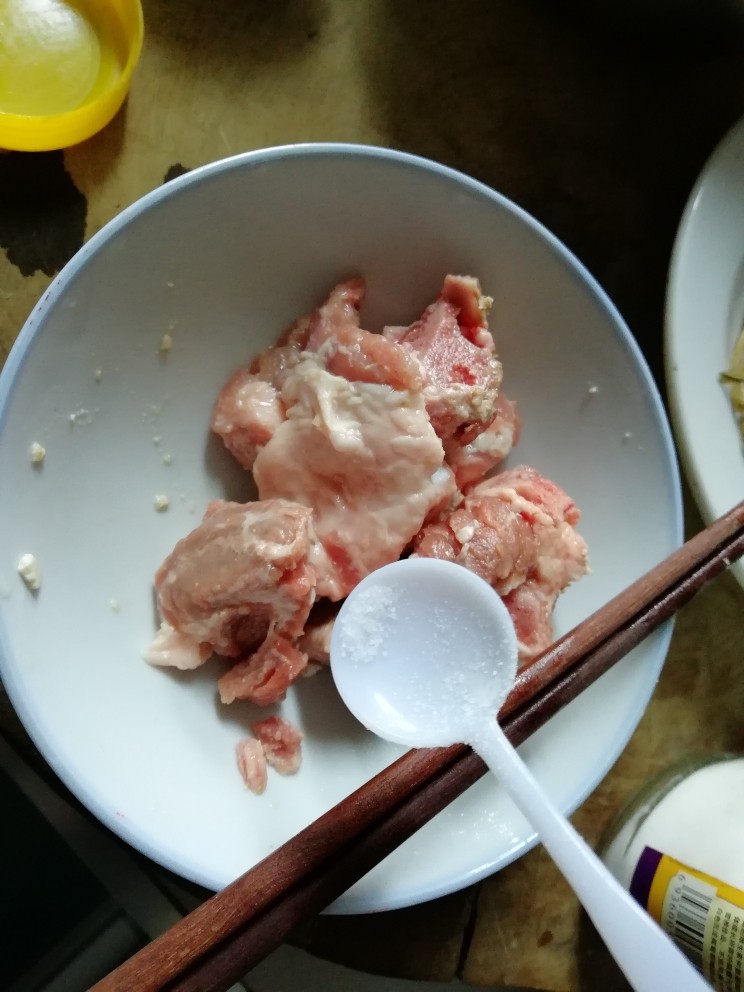 香菇芋头莲子红枣排骨汤,加适量盐